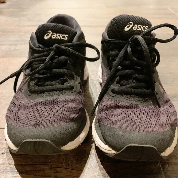 Black woman ASICS tennis shoes - Picture 1 of 4